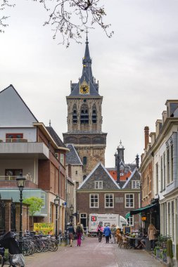 DELFT, NETHERLANDS - 8 Mayıs 2013: Bu eski belediye binasının ortaçağ kulesinin ve kulenin daha aşağısındaki Nieuwe kilisesinin kulesinin görüntüsü.