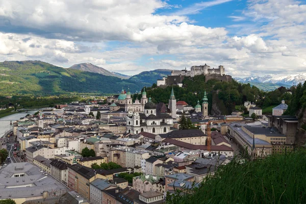 Salzburg, Avusturya - 17 Mayıs 2019: Bu Capuchinerberg Dağı 'ndan Hohensalzburg Kalesi ve Old Town bölgesinin manzarası.