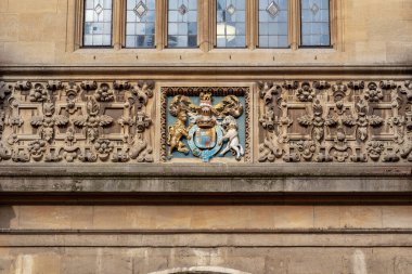 OXFORD, GREAT BRITAIN - 21 Mayıs 2014: Bu Bodleian Kütüphanesi 'nin inşaatı üzerinde Büyük Britanya arması bulunan eski bir taş süs..