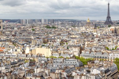 PARIS, FRASNCE - 13 Mayıs 2013: Bu eski şehrin sol yakasının çatılarının panoramik bir görüntüsü.