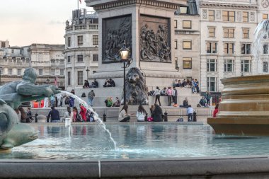 LONDON, GREAT BRITAIN - 15 Mayıs 2014: Bunlar, akşam saatlerinde Trafalgar Meydanı 'ndaki Nelson Plinth' te toplanan kimliği belirsiz genç sakinler..