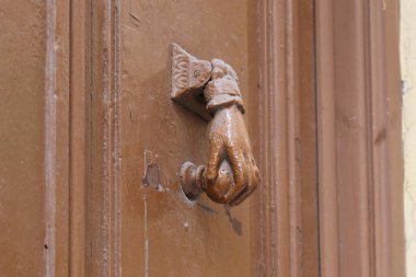 CARTAGENA, İSPA - 19 Mayıs 2017: Bu el şeklinde bir kapı tokmağı, İspanya için geleneksel.