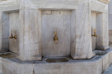 İSTANBUL, TURKEY - 14 Eylül 2017: Bu, mimar Mimar Sinan 'ın Süleyman Camii yakınlarındaki mozolesinde bulunan antik bir mermer çeşmenin bir parçası.