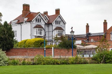 STRATFORD-UPON-AVON, GREAT BRITAIN - 15 Eylül 2014: Bu Waterside boyunca tipik bir kıyı gelişmesidir.