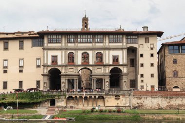 FLORENCE, ITALY - 13 Eylül 2018: Bu Arno seti tarafından Uffizi Galerisi 'nin bir görüntüsü.