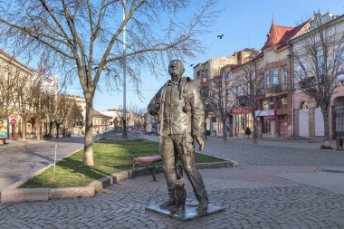 MUKACHEVO, UKRAINE - 17 MARTH 2023: Bu, şehrin tarihi merkezindeki Mutlu Baca Temizleme Anıtı.