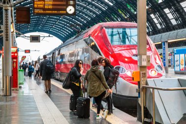 MILAN, ITALY - 18 Mayıs 2017: Kimliği belirsiz yolcular yüksek hızlı trene binmek için platformda bekliyor.