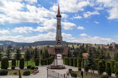 DORNA ARNI, ROMANIA - 1 Mayıs 2023: Bu Maramures stilinde inşa edilmiş modern Ortodoks manastırının çan kulesi olan giriş kapısı. 