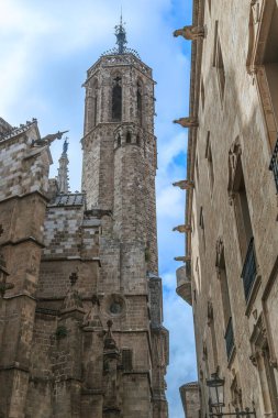 BARCELONA, SPAIN - 10 Mayıs 2017: Bu Katedral yakınlarındaki küçük bir ara sokaktan Gotik Quarter 'in duvarlarının ve kulelerinin görüntüsü (Carrer de Comtes).