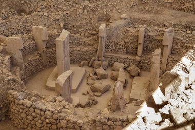 GOBEKLI TEPE, TURKEY - 8 Ekim 2020: Bu en büyük ve en eski tapınak kompleksinin arkeolojik kalıntılarının bir parçasıdır (MÖ 10. bin yıl).).