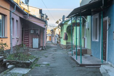 MUKACHEVO, UKRAINE - 17 MARTH 2023: Bu eski şehrin tarihi binalarının eski avlularından biri.