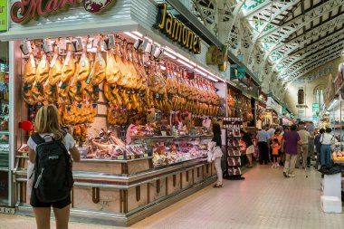 VALENCIA, İspanya - 18 Mayıs 2017 Burası Central City Market 'in alışveriş merkezleri..