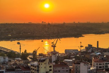 İSTANBUL, TURKEY - 10 Eylül 2017: Altın Boynuz üzerinde bir günbatımı.