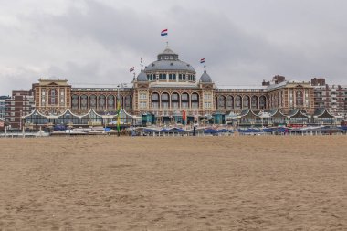 SCHEVENINGEN, NETHERLANDS - 8 Mayıs 2013: Strandveg Embankment 'teki Grand Hotel' in temsili binası.