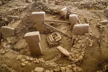 GOBEKLI TEPE, TURKEY - 8 Ekim 2020: Bu en büyük ve en eski tapınak kompleksinin arkeolojik kalıntılarının bir parçasıdır (MÖ 10. bin yıl).).
