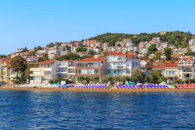 KINALIADA, TURKEY - 15 Eylül 2017: Bu bir yerleşim yeri ve Marmara Denizi 'ndeki Princes Adalarından birinin plajları - Kinaliada Adası.