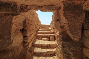 Negev DESERT, ISRAEL - 23 Eylül 2017: Avdat Akropolü 'nün tabanında arkeologlar tarafından keşfedilen mağaraların girişi.