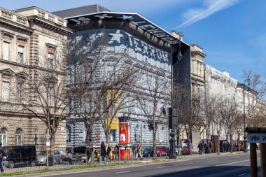 BUDAPEST, HUNGARY - 13 Mart 2023 Terör Evi, Andrassy Bulvarı 'ndaki eski Devlet Güvenlik İdaresi binasındaki müzedir..