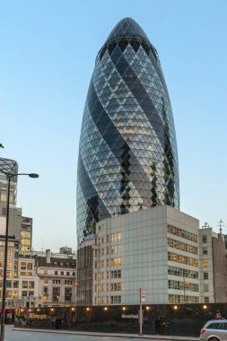 LONDON, GREAT BRITAIN - 16 Mayıs 2014: Bu Mary Axe Kulesi, Londra 'da akşam saatlerinde.