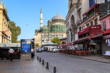 ISTANBUL, TURKEY - 12 Eylül 2017: Bu, Yeni Cami 'nin (17. yüzyıl) yakınlarındaki Avrupa bölgesinin tarihi merkezinde bir sokaktır.).