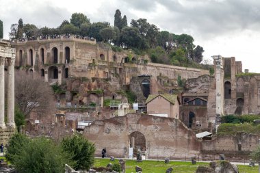 ROME, ITALY - 8 MARTH 2023: Kimliği belirsiz birçok turist Palatine Hill belvedere terasındaki gözlem güvertesinden Roma forumlarının kalıntılarını görüyorlar.
