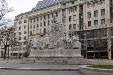 BUDAPEST, HUNGARY - 15 MARTH 2023: Bu, şehrin tarihi merkezinde aynı ismin meydanında yazar Mihaly Vorosmarty için bir anıt.