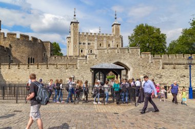 LONDON, GREAT BRITAIN - 16 Mayıs 2014: Kimliği belirsiz ziyaretçiler su kapısından Londra Kulesi 'ne bir tura çıkarıldı.