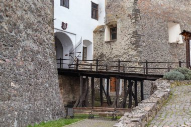 MUKACHEVE, UKRAINE - MARTH 5, 2023: Bu ortaçağ Palanok kalesinin girişindeki köprü.