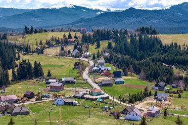 PIATRA FANTANELE, ROMANIA - 1 Mayıs 2023: Bu, Karpatların yamaçlarındaki yerleşimlerden biriyle Tihutsa Geçidi 'nin bir dağ manzarası. .