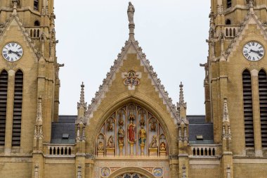 BUDAPEST, HUNGARY - 15 MARTH 2023: Bu, 19. yüzyılın sonunda inşa edilen neo-gotik kilise cephesinin bir parçası.