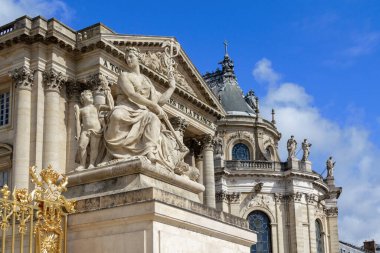 VERSAILLES, FRANCE - 12 Mayıs 2013: Bu Versailles Sarayı 'nın çitlerinde Hermes Asası ile Barışın heykelsel bir alegorisi.