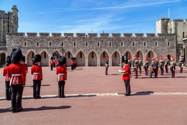 WINDSOR, GREAT BRITAIN - 19 Mayıs 2014: Bu Windsor Kalesi 'ndeki Kraliyet Muhafızları' nın muhafızlarının değiştirildiği bir tören..