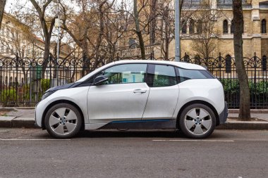 BUDAPEST, HUNGARY - 15 MARTH 2023: bu bir BMW i3 şehir sokaklarından birinde park.