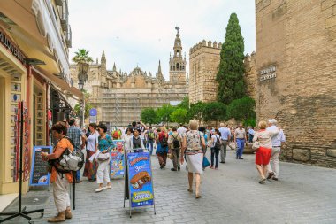 SEVILLE, SPAIN - 21 Mayıs 2017: Bunlar Alcazar duvarlarının altındaki hediyelik eşya dükkanlarındaki kimliği belirsiz turistler.