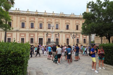 SEVILLE, SPAIN - 21 Mayıs 2017 Burası Zafer Meydanı, turistlerle dolu, Hindistan Arşiv binasının önündeyiz..