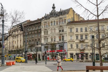 BUDAPEST, HUNGARY - 15 MARTH 2023: Karoly Bulvarı 'nın üst katlarında mozaiklerle süslenmiş bir Barok evi.