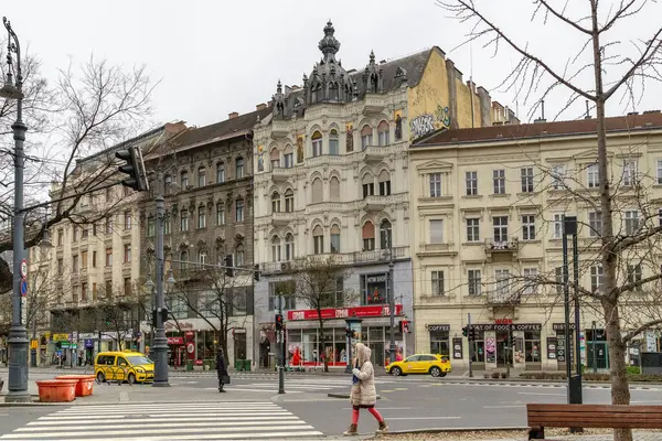 BUDAPEST, HUNGARY - 15 MARTH 2023: Karoly Bulvarı 'nın üst katlarında mozaiklerle süslenmiş bir Barok evi.