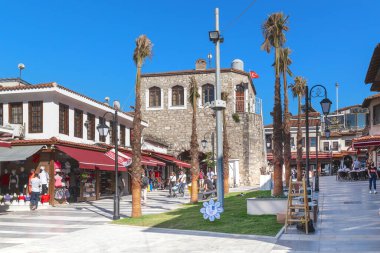 KUSADASI, TURKEY - 2 Haziran 2021: Bu yenilenmiş tarihi şehir merkezinin (Barbarossa Bulvarı) bir parçası).