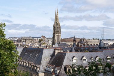 SESSİZ, FRANCE - 6 EYLÜL 2019: Bu Mont Frugy 'nin yüksekliğinden şehrin katedral kulelerinin görüntüsü.