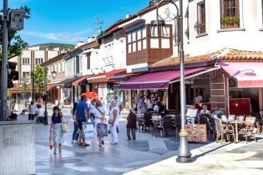 KUSADASI, TURKEY - 2 Haziran 2021: Bu sahil beldesi kentinin modern yaya bulvarlarının bir parçası.