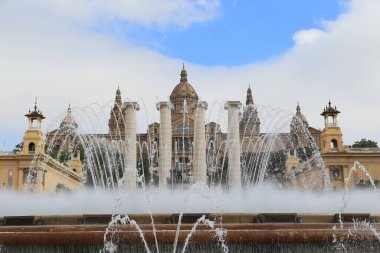 BARCELONA, SPAIN - 9 Mayıs 2017: Bu Montjuic tepesindeki arka planda Ulusal Saray olan merkez çeşme.