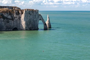 ETRETAT, FRANCE - 1 Eylül 2019 Bu Alabaster Sahili 'ndeki Rock d' Aval ve Mannaport Kemeri 'nin görüntüsü.