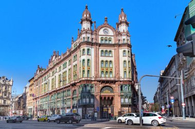 BUDAPEST, HUNGARY - 16 MARTH 2023: Bu bina Gotik, Rönesans, Art Nouveau ve eklektizm (20. yüzyılın başları) unsurlarını birleştiren Paris Mahkemesi 'dir.).