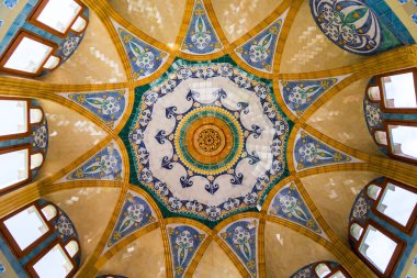 BARCELONA, SPAIN - 12 Mayıs 2017: Bu modern Sant Pau Hastanesi 'nin kubbesinin seramik iç görünüşü.