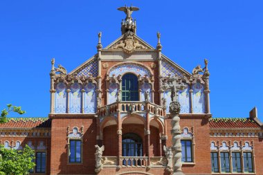 BARCELONA, SPAIN - 12 Mayıs 2017: Bu, eski Sant Pau Hastanesi kompleksindeki işletim biriminin ön cephesinin bir parçası, modernist mimarinin bir başyapıtı..