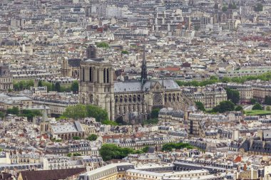 PARIS, FRANCE - 14 Mayıs 2013: Bu Notre Dame Katedrali 'nin yoğun bir kentsel alandaki hava görüntüsü..