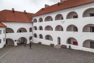 MUKACHEVO, UKRAINE - MARTH 5, 2023: Bu Palanok Kalesi 'nin Orta Mahkemesi' nin görüşü.