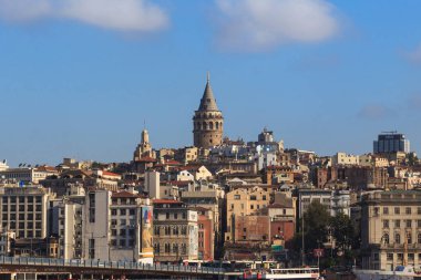 İSTANBUL, TURKEY - 15 Eylül 2017: Bu, eski şehrin kentsel alanındaki Galata Kulesi ile tepenin manzarası.