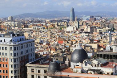 BARCELONA, SPAIN - 10 Mayıs 2017: Bu, şehrin eski binalarının çatılarının arkasındaki modern Agbar Kulesi 'nin hava görüntüsü.