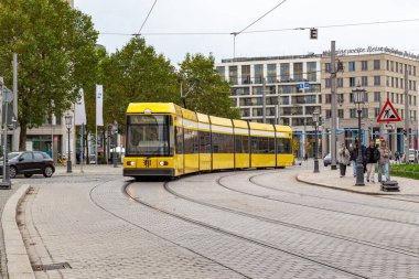 DRESDEN, ALMANY - 3 Kasım 2023: bu şehir merkezinde modern bir tramvay.